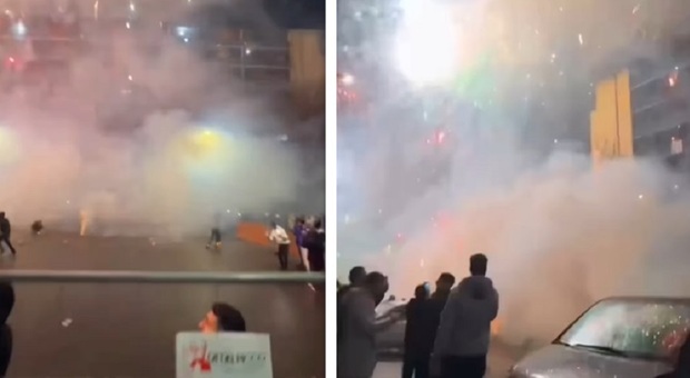 Capodanno a Milano, tensione a San Siro: sassi contro la polizia e rifiuti incendiati. In 25mila a piazza Duomo