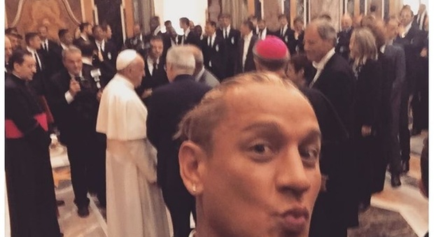 Milan-Juventus, i selfie dal Papa sollevano polemiche. Mexes autoscatto con la duck-face