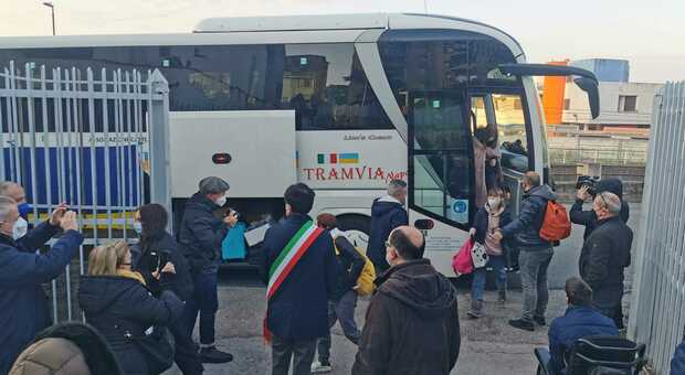 Ercolano, bus con i profughi ucraini: «Accogliere è il nostro lato migliore»