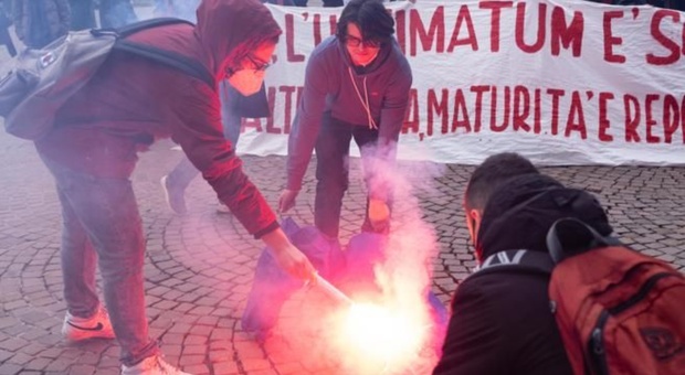 Studenti di nuovo in piazza a Torino, bruciano la bandiera Nato: «Contro la guerra dei padroni»
