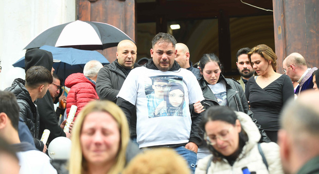 Il padre di Jemila, sopravvissuto al tragico incidente, ieri ai funerali della figlia