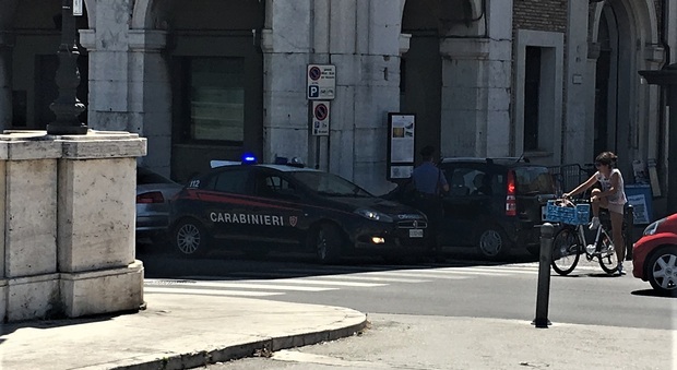 Auto si infila sotto ai portici, attimi di paura in centro a Senigallia