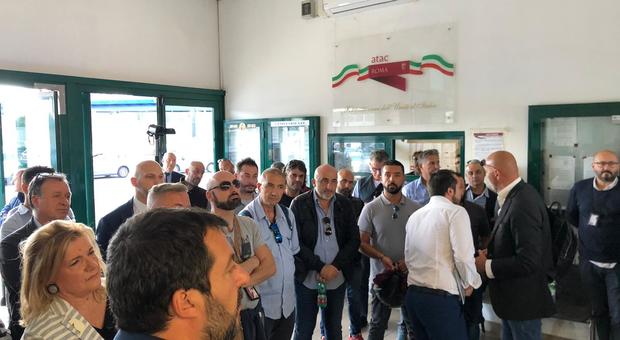 immagine Matteo Salvini in visita al deposito Atac di Tor Pagnotta