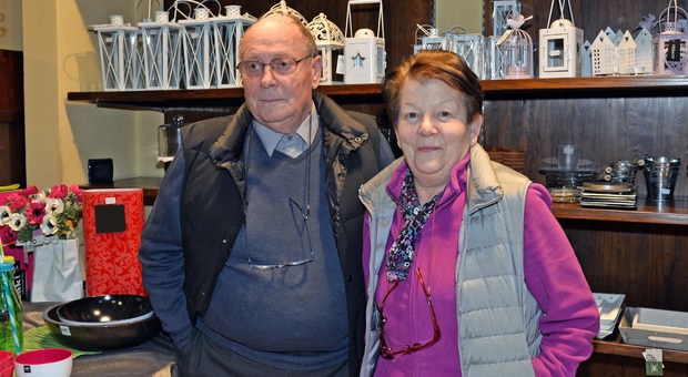 Giovanni Gagno con la moglie Settima Scattolin in una foto ricordo scattata a settembre 2017 in occasione della chiusura del negozio