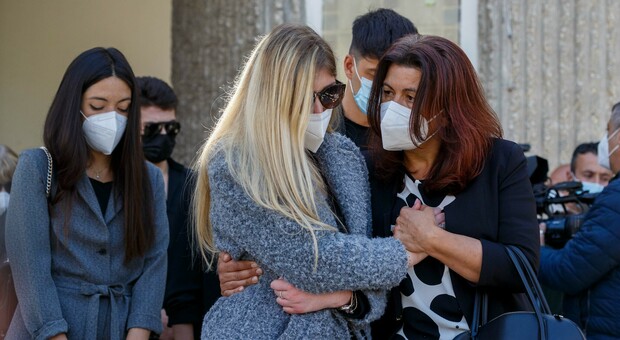 Ucciso dai fidanzatini killer ad Avellino, lo strazio della moglie ai funerali