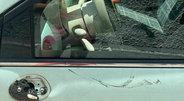 Il ragazzo "spacca-auto" a San Lorenzo colpisce ancora. «Specchietti rotti e marmitte rubate, è un incubo»