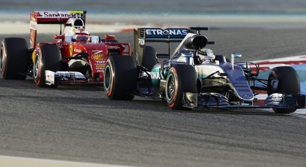 La Mercedes di Lewis Hamilton precede la Ferrari