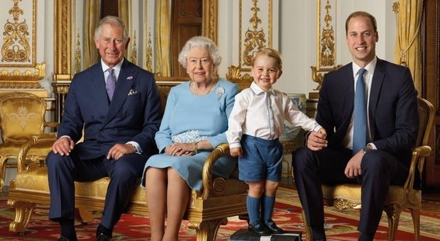 La regina Elisabetta prepara i dolci con il figlio e i nipoti