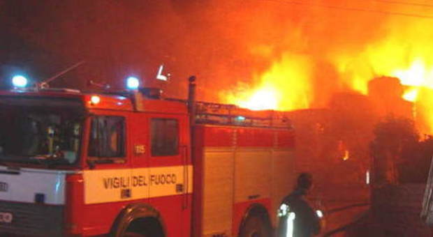 Pistoia, a fuoco casa vacanze sull'Abetone: distrutti 12 appartamenti, turisti evacuati