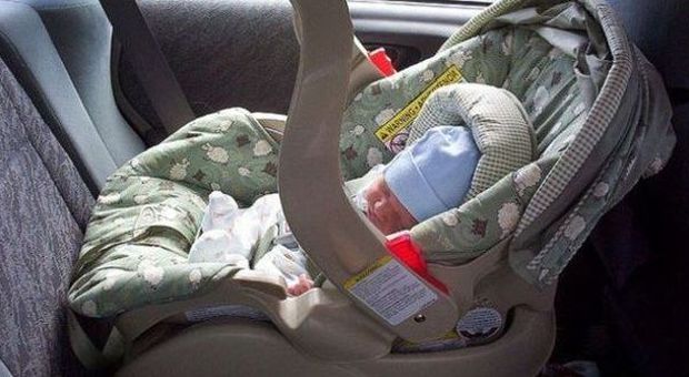 Lascia il neonato in auto sotto il sole per fare shopping: per la mamma solo un richiamo