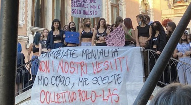Le studentesse del liceo artistico statale Marco Polo di Venezia hanno protestato contro il divieto di indossare il top da ginnastica a scuola