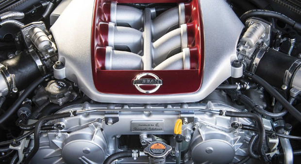 Il cuore della Nissan GT-R è tutto montato a mano. Si può notare al centro la targhetta con il nome di chi lo ha costruito.