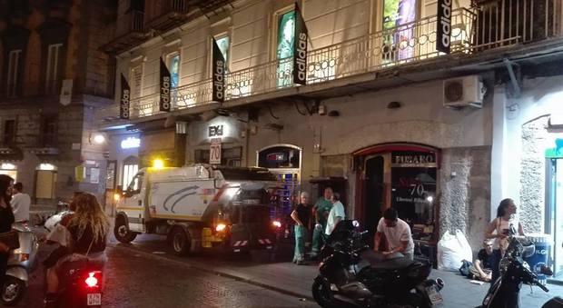 Napoli, fermano il camion dei rifiuti sul marciapiede e vanno al bar