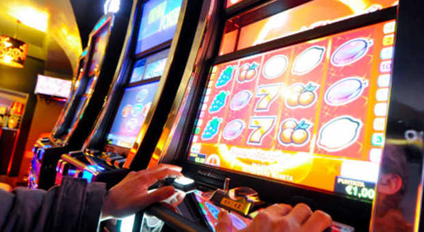 Fano, la badante ruba 130mila euro all'anziana: spesi nelle slot machine