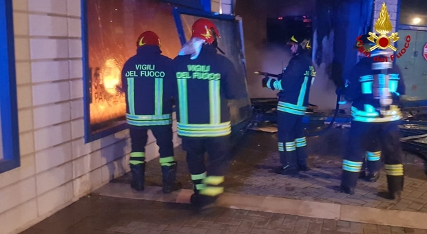 Ancona, paura nella notte a Collemarino Parafarmacia a fuoco, casa evacuata