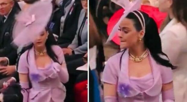 Re Carlo, Katy Perry all'incoronazione: la popstar è spaesata... non sa dove sedersi
