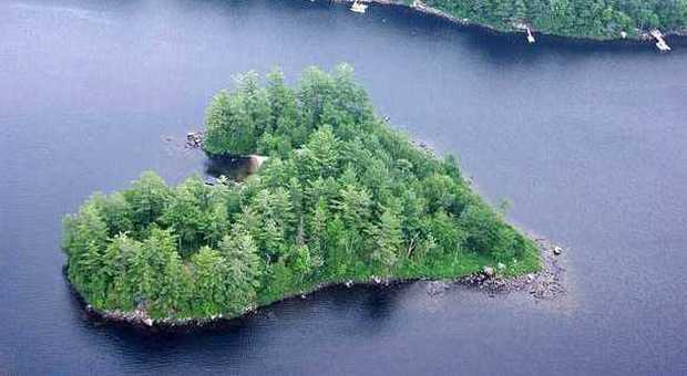 Canada, in vendita per un milione di dollari l'isola a forma di cuore con barca e casetta nei boschi