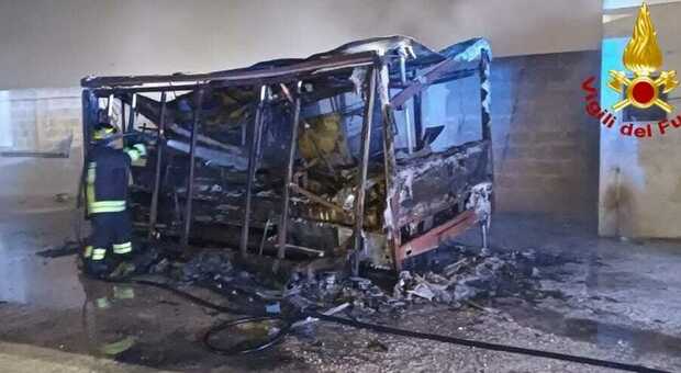A fuoco il furgone dei panini nella notte: solo l'intervento dei Vigili del Fuoco evita l'esplosione delle bombole Gpl