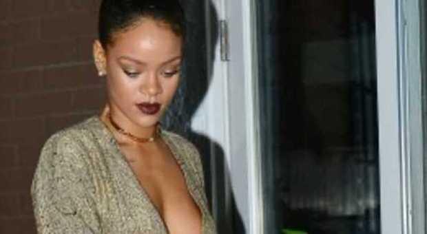Rihanna seminuda, scatti hot al ristorante dei vip di Los Angeles
