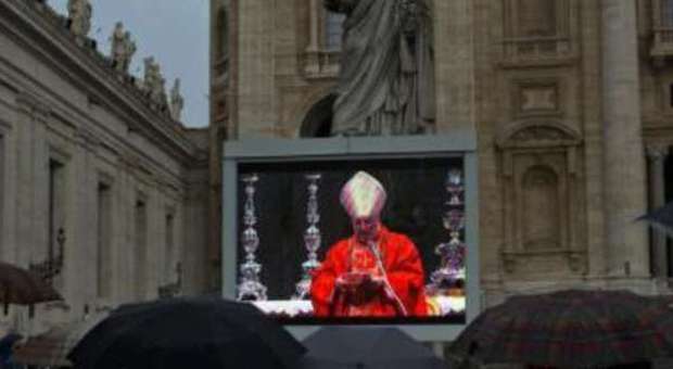 Piazza San Pietro all'apertura del Conclave (Lapresse)
