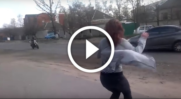 La ragazza balla in strada e provoca gli automobilisti, ciò che avviene dopo è terrificante (YouTube/LiveLeak)