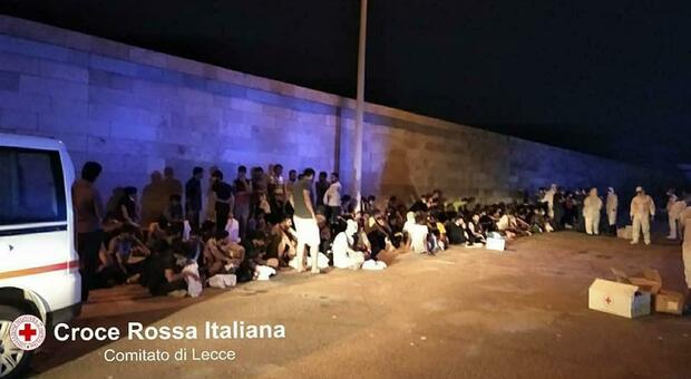 Nuovo sbarco nella notte: 84 migranti arrivati in Puglia, anche minori e una donna incinta. A Lampedusa la nave per la quarantena