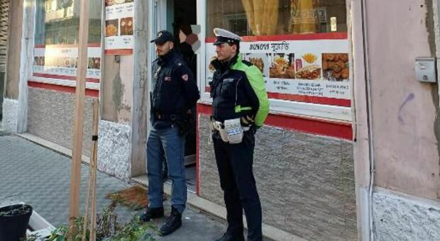Chiuso ristorante etnico da incubo ad Ancona, blitz della polizia: multe per 9mila euro di fronte a 13 clienti