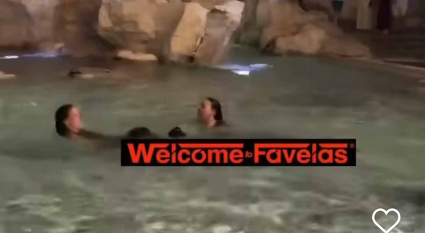 Roma, bagno nella Fontana di Trevi, le due turiste australiane denunciate: «Ma perché è vietato tuffarsi?»