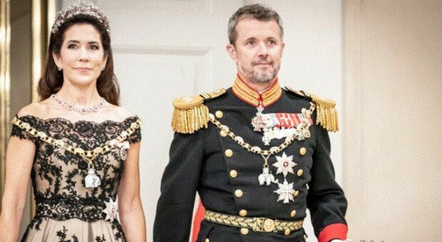 Frederik di Danimarca paparazzato a Madrid con la presunta amante: le foto che fanno tremare la corte reale
