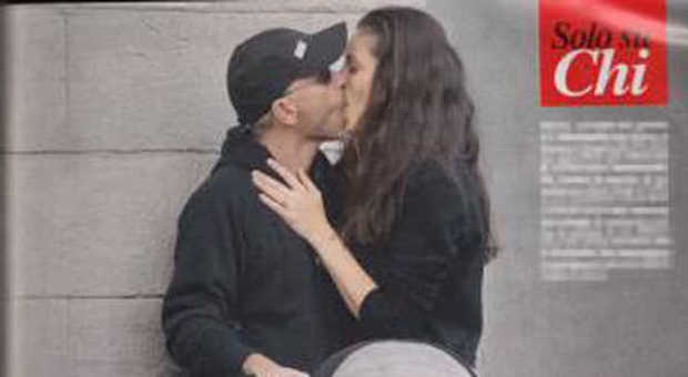 Eros e Marica, baci hot in pubblico durante la passeggiata di famiglia