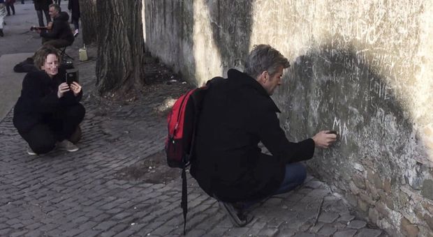Roma, scempio sui muri al Palatino: incisioni e selfie con sorrisi