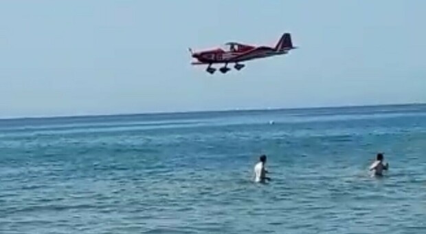 Voli acrobatici a bassa quota sul mare, denunciato il "barone rosso" del Circeo: è un ciociaro di 78 anni