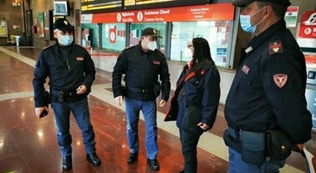 Controlli sui treni e nelle stazioni della Campania: tre arresti e quattro denunce
