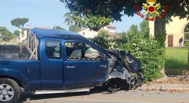 Pick up "impazzito” in centro: abbattuti un lampione e un albero, miracolato l'automobilista