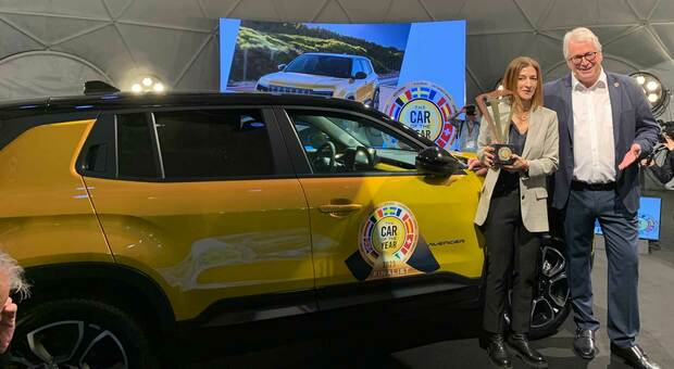Jeep Avenger porta per la prima volta l’iconico brand Usa dei fuoristrada sul gradino più alto del premio Car of the Year. Ha ritirato il premio Antonella Bruno head of Jeep Europe at Stellantis