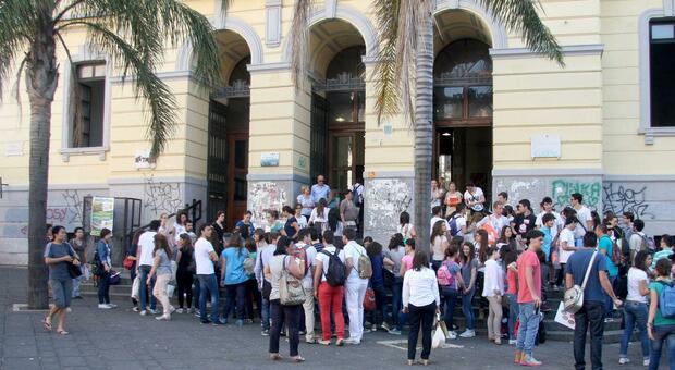 Studenti all'ingresso del liceo Tasso, il più antico di Salerno