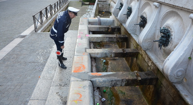 Lo sfregio dei vandali armati di spray Fontana delle 13 cannelle deturpata