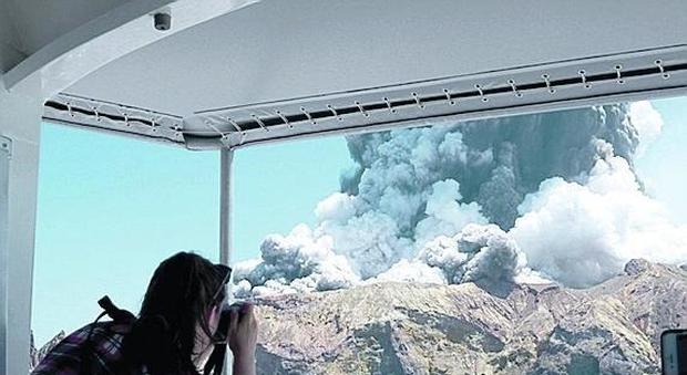 Turisti travolti dall'eruzione del vulcano «Nessun segno di vita alle White Island»