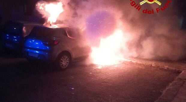 Incendi di cassonetti o auto dopo i botti: 60 interventi dei Vigili del Fuoco in Puglia