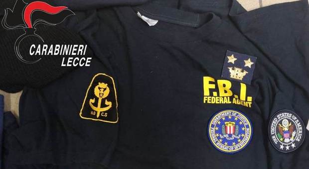 «Sono un agente dell'Fbi», ma il tesserino è contraffatto: arrestato