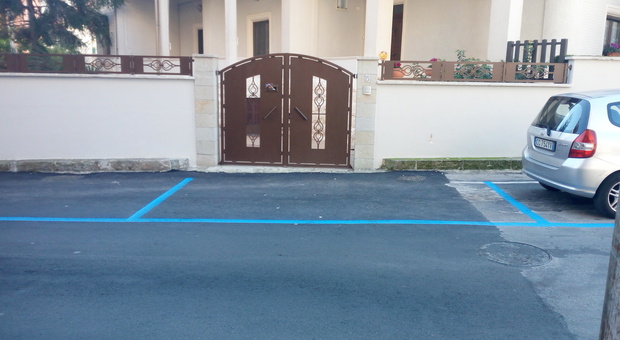 Strisce blu dinanzi l'ingresso di un'abitazione a Ceglie Messapica