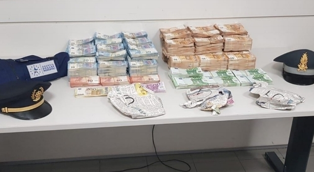 Donna fermata in aeroporto con 790 mila euro in contanti nascosti nella valigia