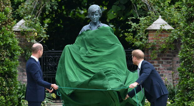 William e Harry di nuovo insieme per i 60 anni della mamma Diana: l'inaugurazione della statua occasione per la pace