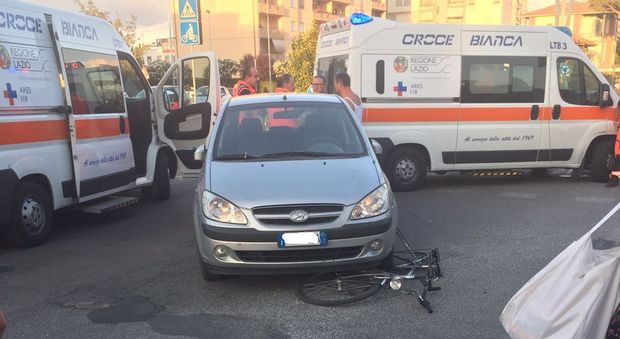 Travolto da un'auto mentre è in bicicletta: uomo gravemente ferito