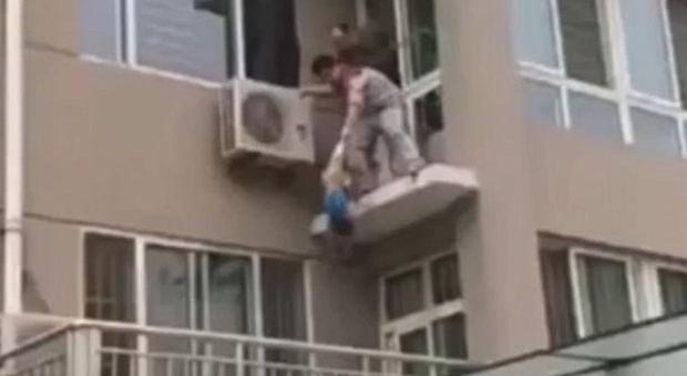 Bimbo sta cadendo dal quinto piano, militare rischia la vita e lo afferra al volo Video