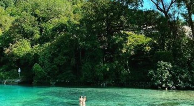 Selvaggia Lucarelli in “vacanza” alla piscina naturale delle Mole di Narni.