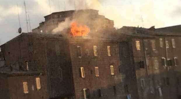 Le fiamme sul tetto dell'abitazione