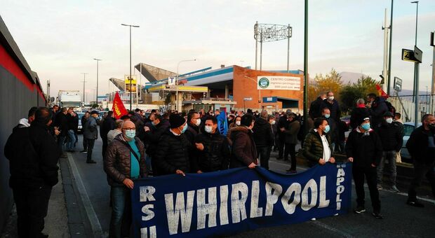 Whirlpool Napoli, ci vuole tempo per il Consorzio: «Manca la chiusura dell’accordo per la cessione»