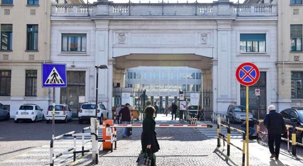 Torino, travolta dal cancello crollato per il vento: 40enne morta in ospedale