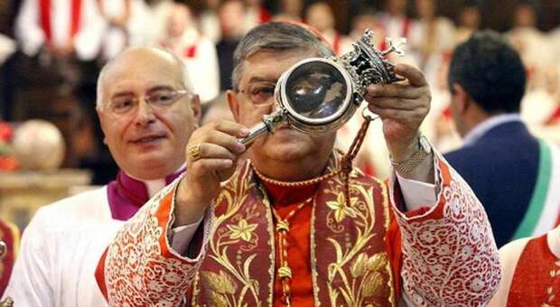 Il cardinale Sepe con il sangue di San Gennaro